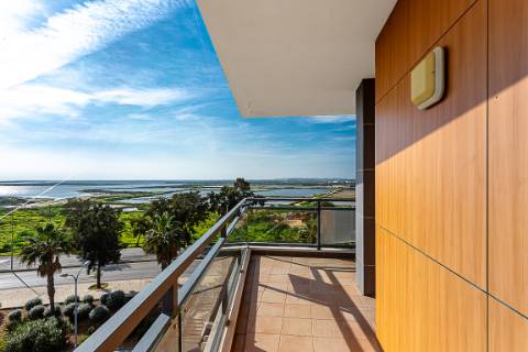 Apartamento T3 em Olhão com vistas incríveis e piscina comum