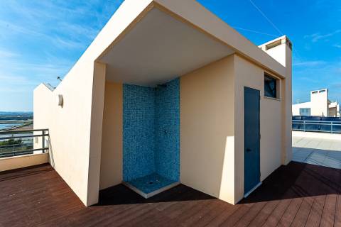 Apartamento T3 em Olhão com vistas incríveis e piscina comum