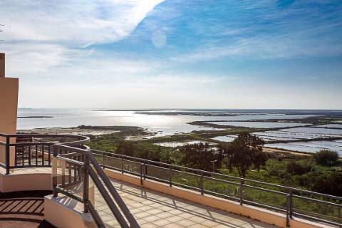 Apartamento T3 em Olhão com vistas incríveis e piscina comum