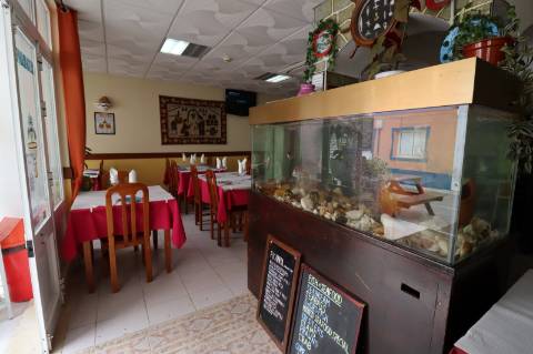 Restaurante com esplanada no centro de Cabanas de Tavira.
