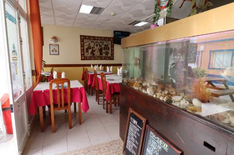 Restaurante com esplanada no centro de Cabanas de Tavira.
