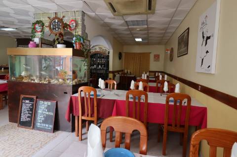 Restaurante com esplanada no centro de Cabanas de Tavira.
