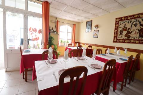 Restaurante com esplanada no centro de Cabanas de Tavira.
