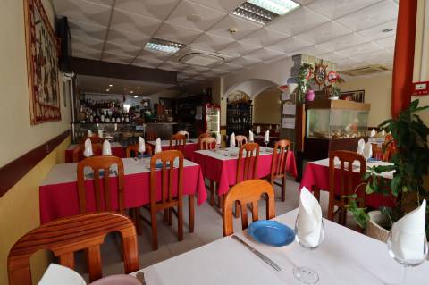 Restaurante com esplanada no centro de Cabanas de Tavira.
