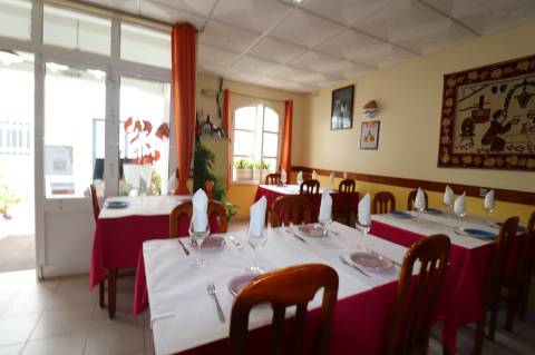 Restaurante com esplanada no centro de Cabanas de Tavira.
