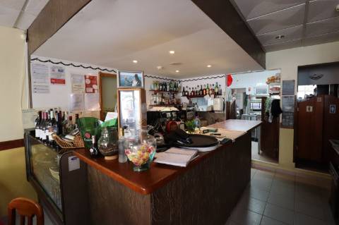 Restaurante com esplanada no centro de Cabanas de Tavira.
