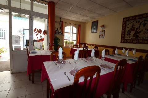 Restaurante com esplanada no centro de Cabanas de Tavira.
