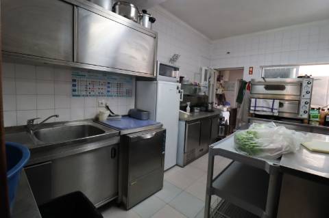 Restaurante com esplanada no centro de Cabanas de Tavira.
