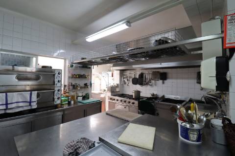 Restaurante com esplanada no centro de Cabanas de Tavira.
