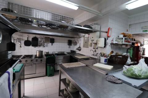 Restaurante com esplanada no centro de Cabanas de Tavira.
