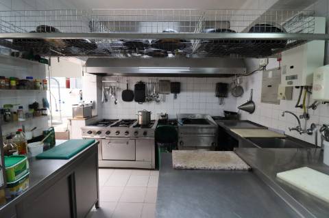 Restaurante com esplanada no centro de Cabanas de Tavira.
