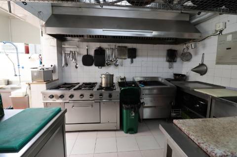 Restaurante com esplanada no centro de Cabanas de Tavira.
