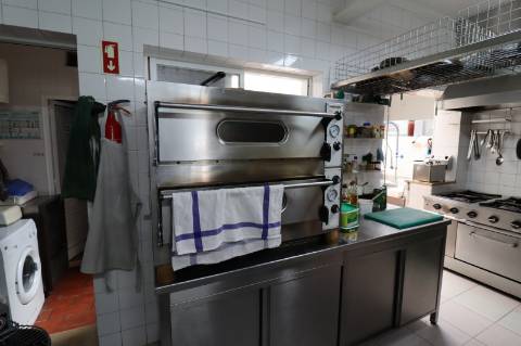 Restaurante com esplanada no centro de Cabanas de Tavira.
