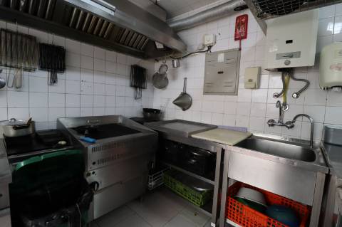 Restaurante com esplanada no centro de Cabanas de Tavira.
