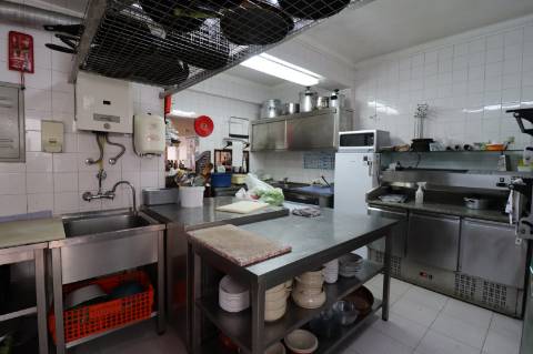 Restaurante com esplanada no centro de Cabanas de Tavira.
