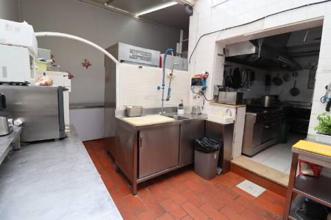 Restaurante com esplanada no centro de Cabanas de Tavira.
