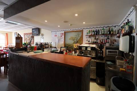 Restaurante com esplanada no centro de Cabanas de Tavira.
