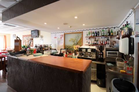 Restaurante com esplanada no centro de Cabanas de Tavira.
