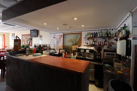 Restaurante com esplanada no centro de Cabanas de Tavira.
