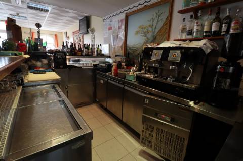 Restaurante com esplanada no centro de Cabanas de Tavira.
