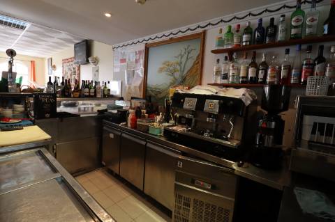 Restaurante com esplanada no centro de Cabanas de Tavira.
