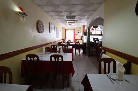 Restaurante com esplanada no centro de Cabanas de Tavira.
