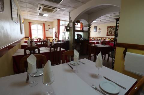 Restaurante com esplanada no centro de Cabanas de Tavira.
