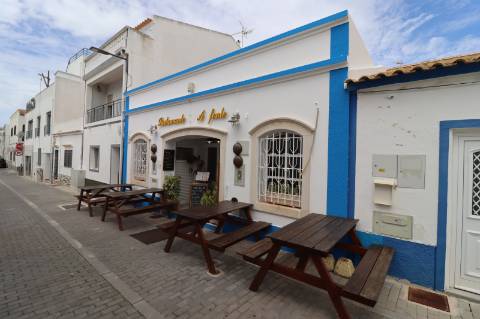 Restaurante com esplanada no centro de Cabanas de Tavira.
