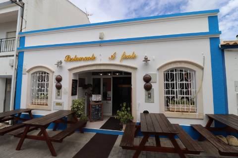 Restaurante com esplanada no centro de Cabanas de Tavira.
