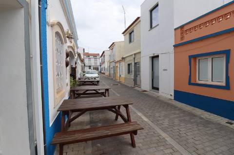 Restaurante com esplanada no centro de Cabanas de Tavira.
