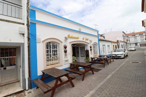 Restaurante com esplanada no centro de Cabanas de Tavira.
