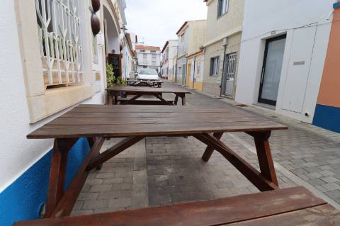Restaurante com esplanada no centro de Cabanas de Tavira.
