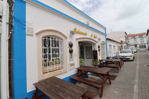 Restaurante com esplanada no centro de Cabanas de Tavira.
