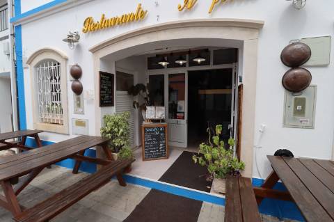 Restaurante com esplanada no centro de Cabanas de Tavira.
