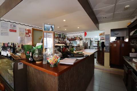 Restaurante com esplanada no centro de Cabanas de Tavira.
