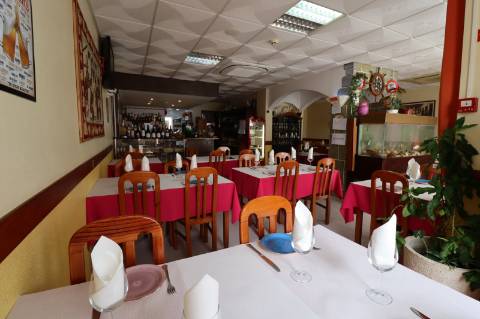 Restaurante com esplanada no centro de Cabanas de Tavira.
