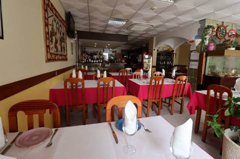 Restaurante com esplanada no centro de Cabanas de Tavira.
