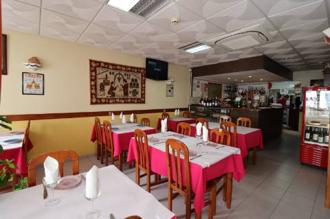 Restaurante com esplanada no centro de Cabanas de Tavira.
