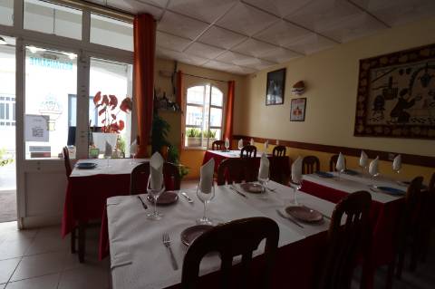 Restaurante com esplanada no centro de Cabanas de Tavira.

