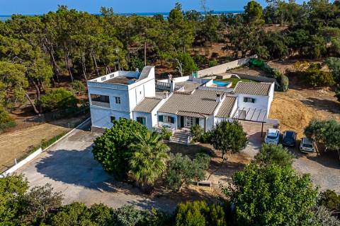 Moradia tradicional, com anexos e tanque em plena Ria Formosa, entre a Fuzeta e Tavira