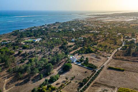 Moradia tradicional, com anexos e tanque em plena Ria Formosa, entre a Fuzeta e Tavira