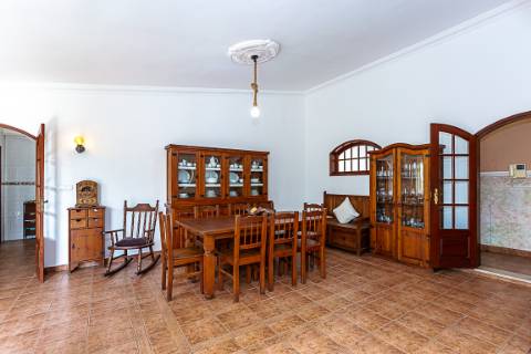 Moradia tradicional, com anexos e tanque em plena Ria Formosa, entre a Fuzeta e Tavira