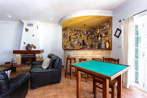 Moradia tradicional, com anexos e tanque em plena Ria Formosa, entre a Fuzeta e Tavira