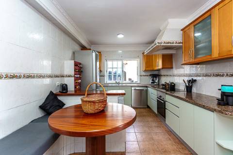 Moradia tradicional, com anexos e tanque em plena Ria Formosa, entre a Fuzeta e Tavira