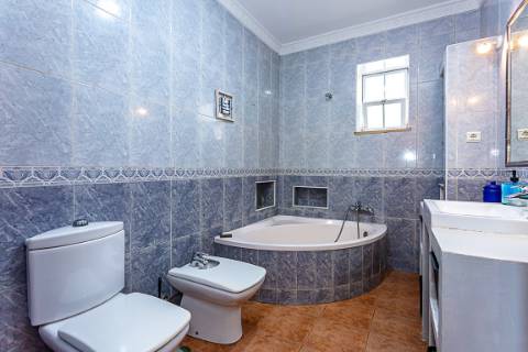 Moradia tradicional, com anexos e tanque em plena Ria Formosa, entre a Fuzeta e Tavira