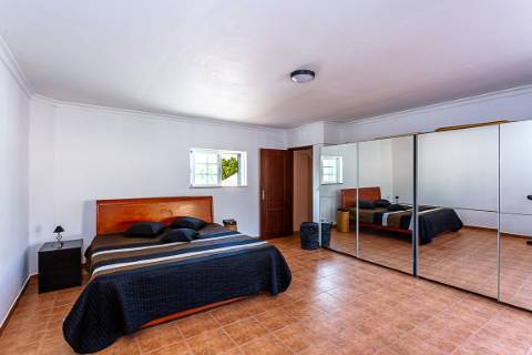 Moradia tradicional, com anexos e tanque em plena Ria Formosa, entre a Fuzeta e Tavira