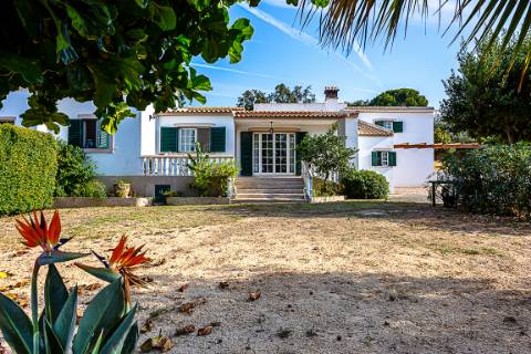Moradia tradicional, com anexos e tanque em plena Ria Formosa, entre a Fuzeta e Tavira