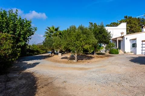 Moradia tradicional, com anexos e tanque em plena Ria Formosa, entre a Fuzeta e Tavira