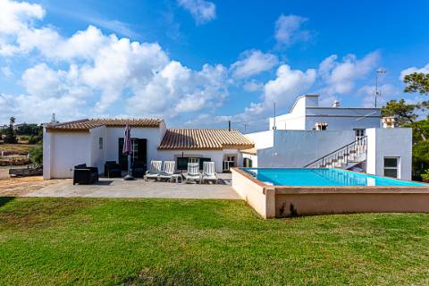 Moradia tradicional, com anexos e tanque em plena Ria Formosa, entre a Fuzeta e Tavira