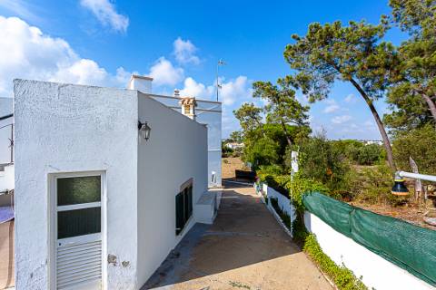 Moradia tradicional, com anexos e tanque em plena Ria Formosa, entre a Fuzeta e Tavira